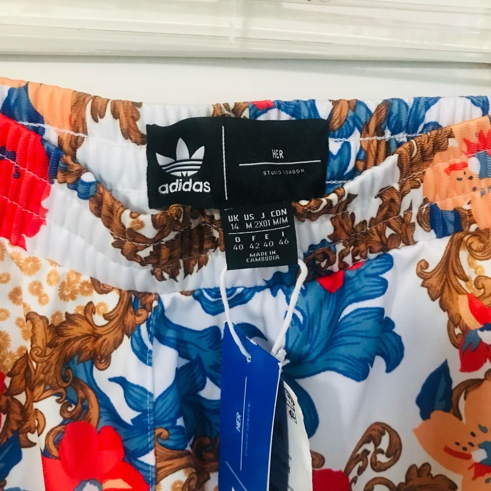 NWT ADIDAS HER rare floral shorts M - Picture 5 of 5